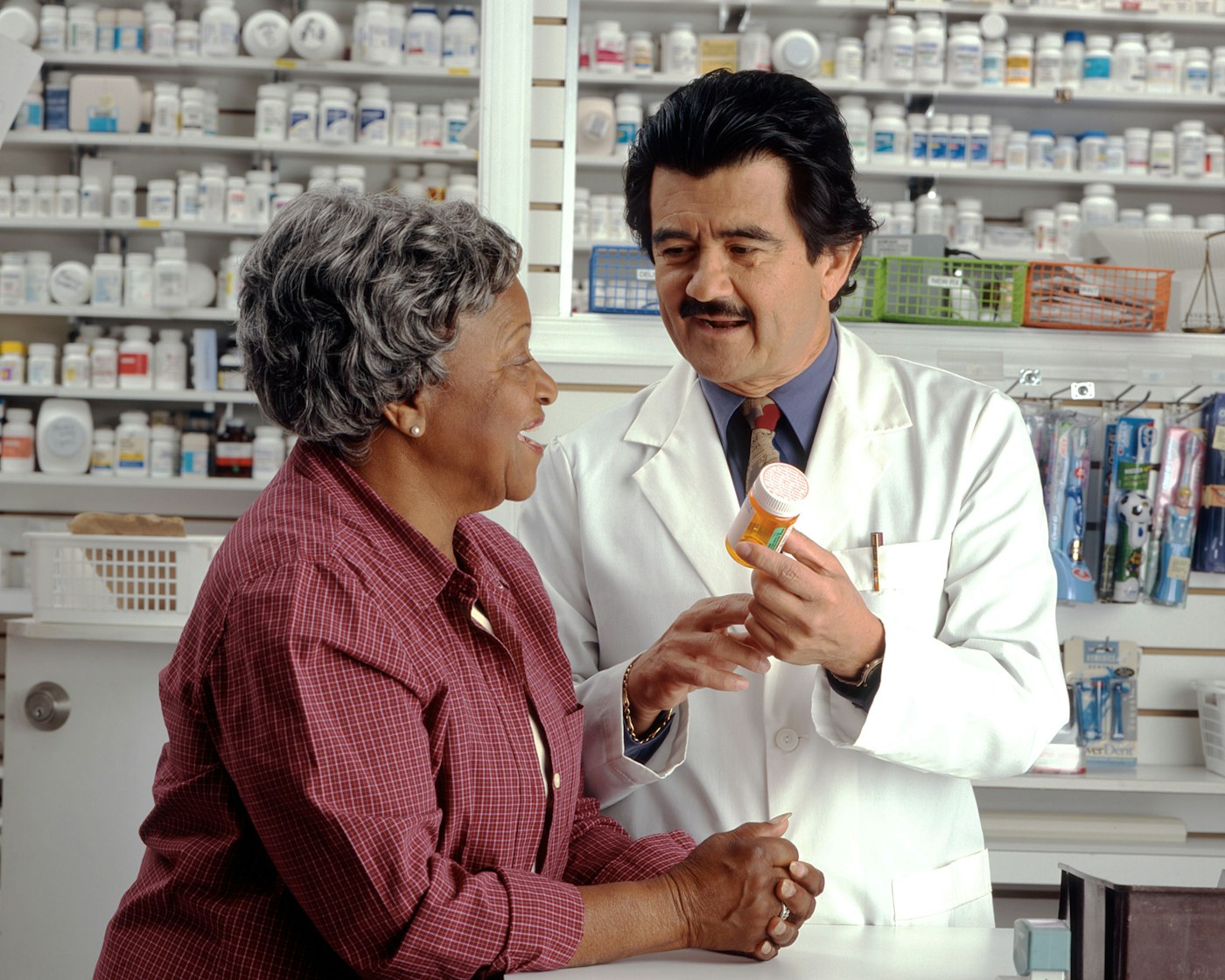 Farmacéutico atendiendo a una paciente en Farmacia GM22, Arganzuela