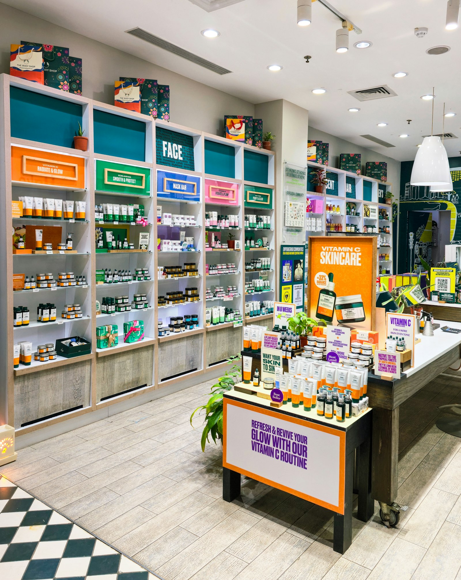 Interior de Farmacia GM22, farmacia abierta cerca de Méndez Álvaro